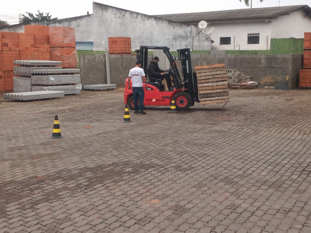 Grupo de alunos na máquina Randon