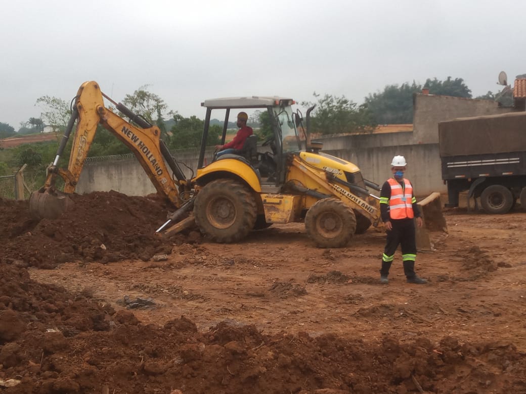 Instrutor no campo com várias máquinas