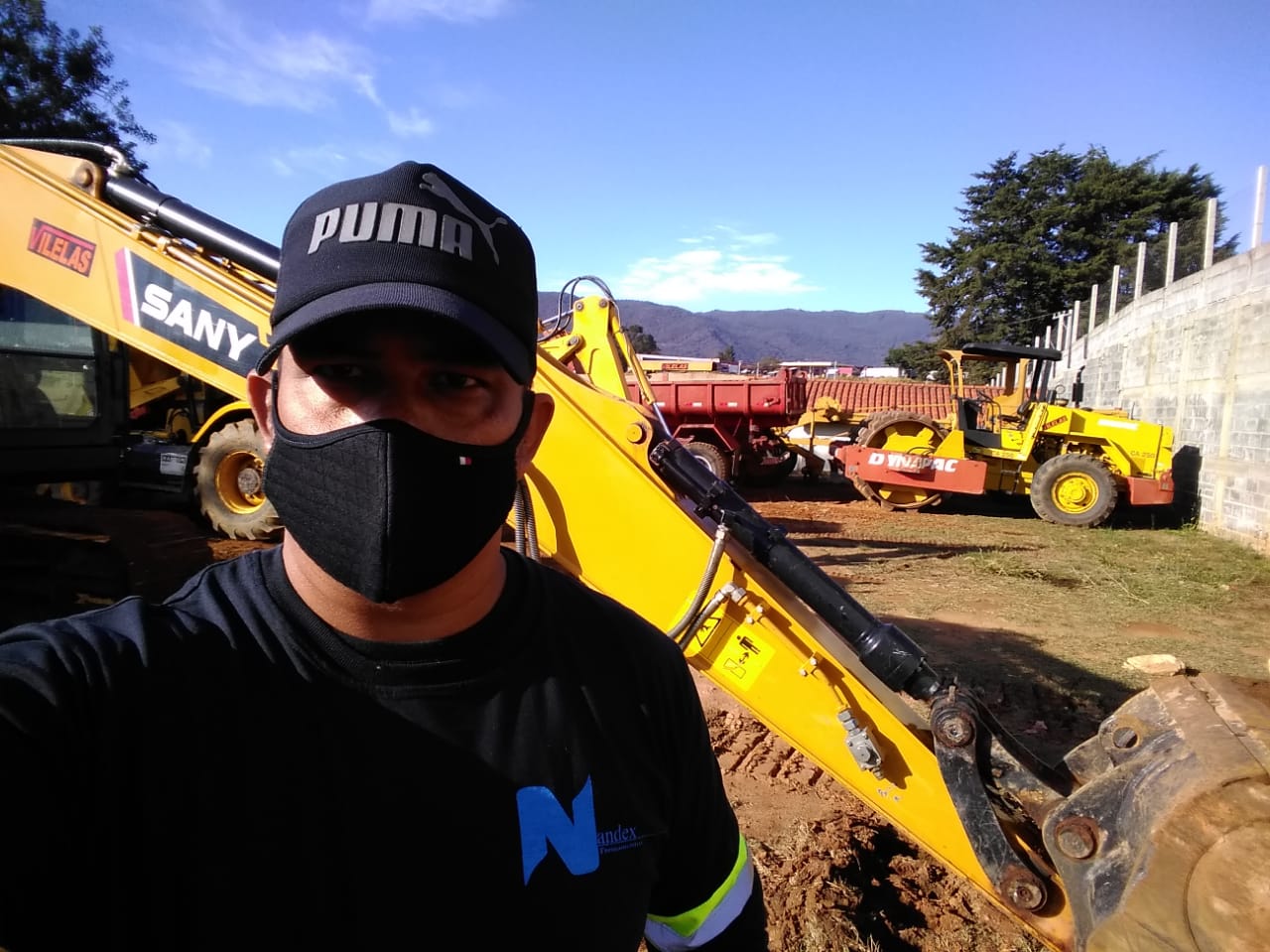 Turma no campo com capacetes