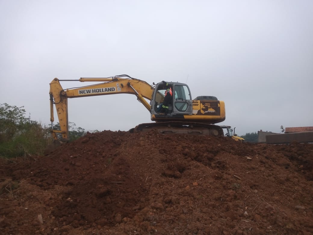 Escavadeira New Holland no topo