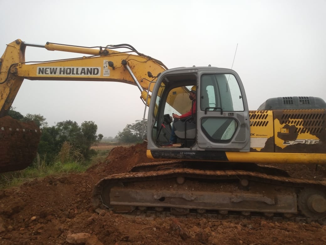 Aluno operando escavadeira