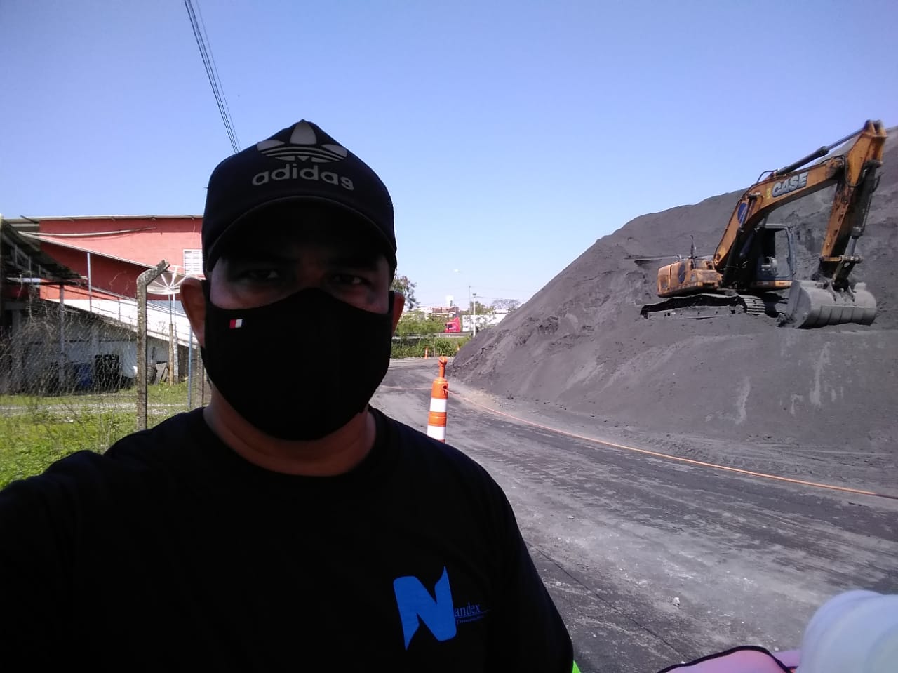 Instrutor com escavadeira CASE