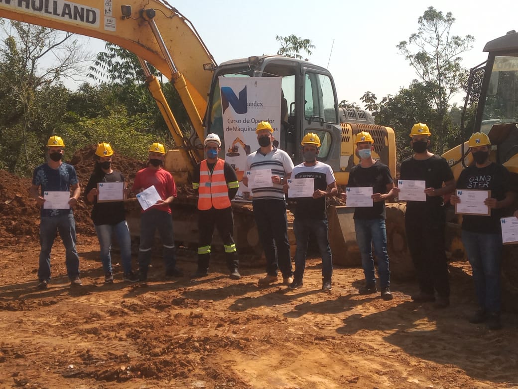 Turma formada com certificados New Holland
