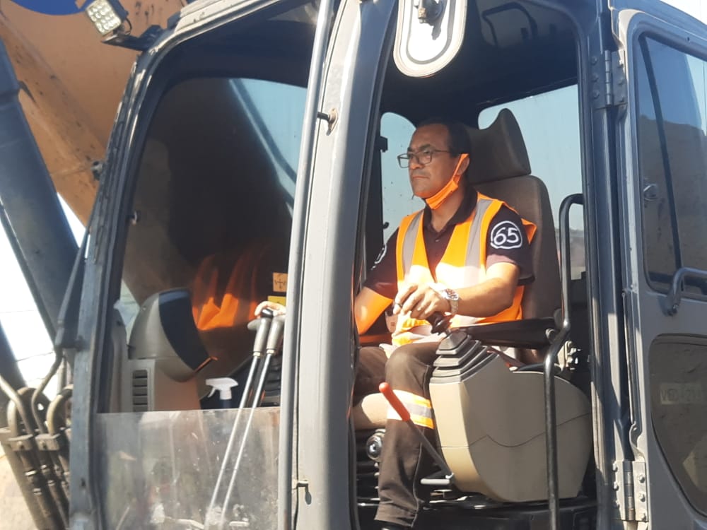 Instrutor operando escavadeira CASE