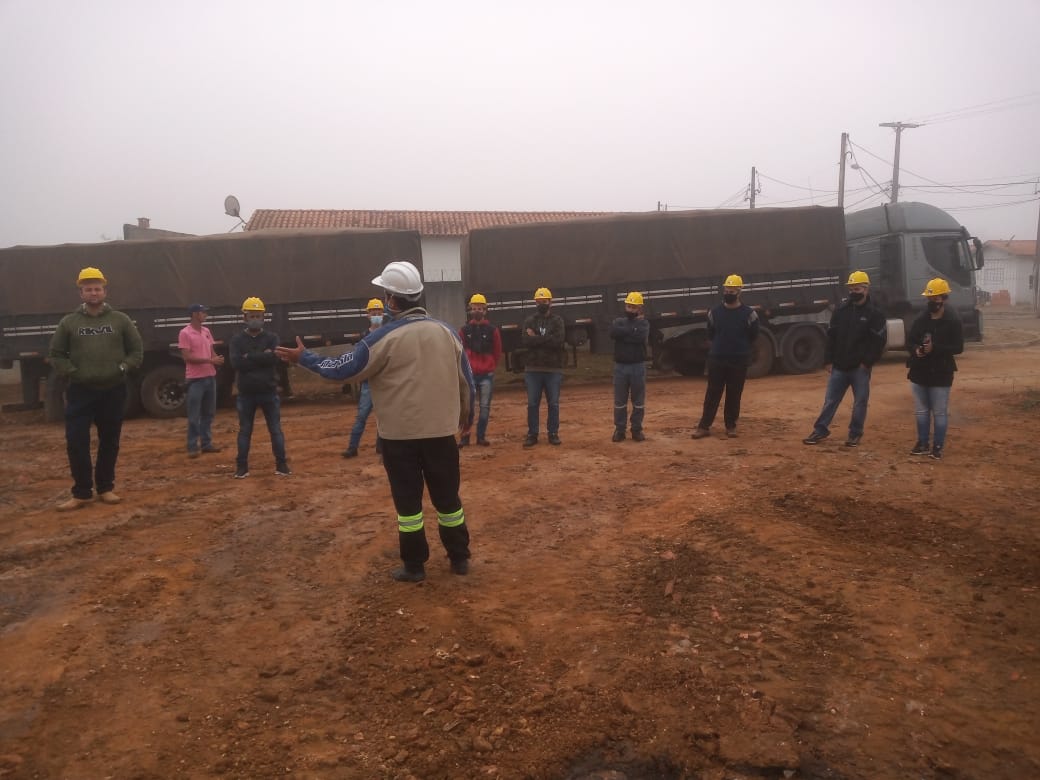 Instrutor explicando para turma