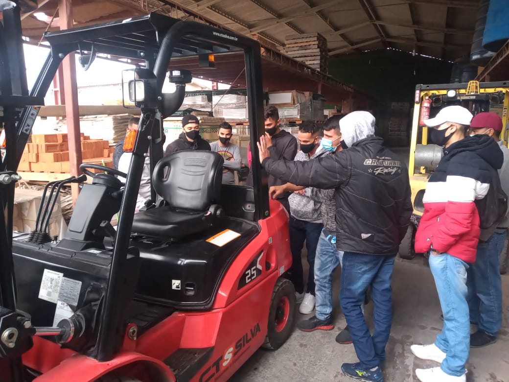 Turma aprendendo sobre empilhadeira