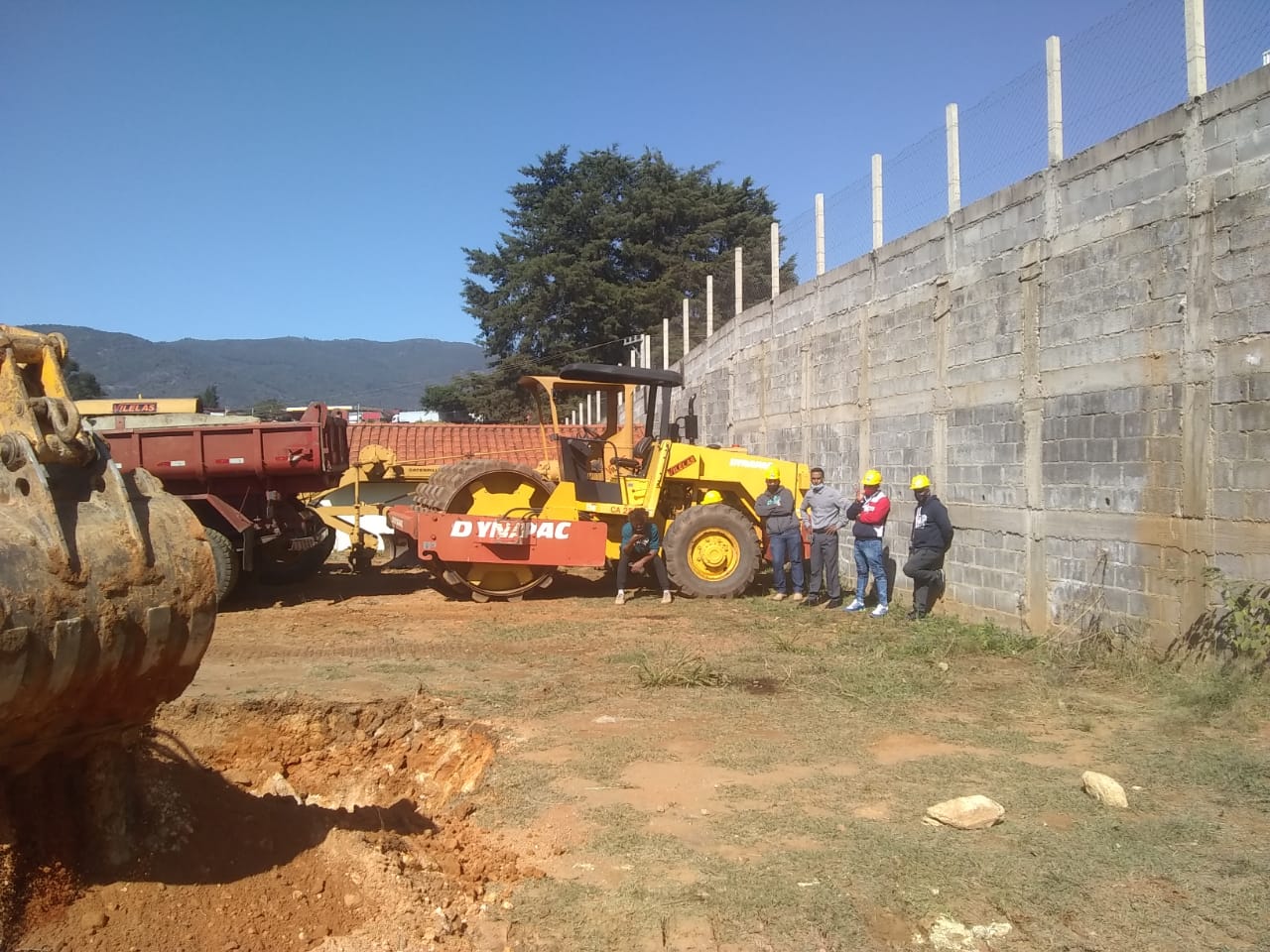 Aluno operando escavadeira CASE