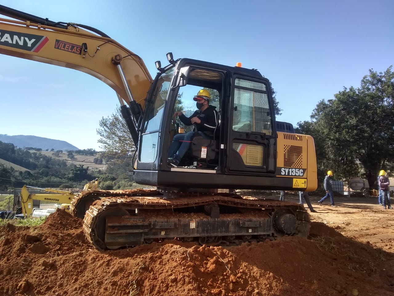 Aluno operando escavadeira Sany