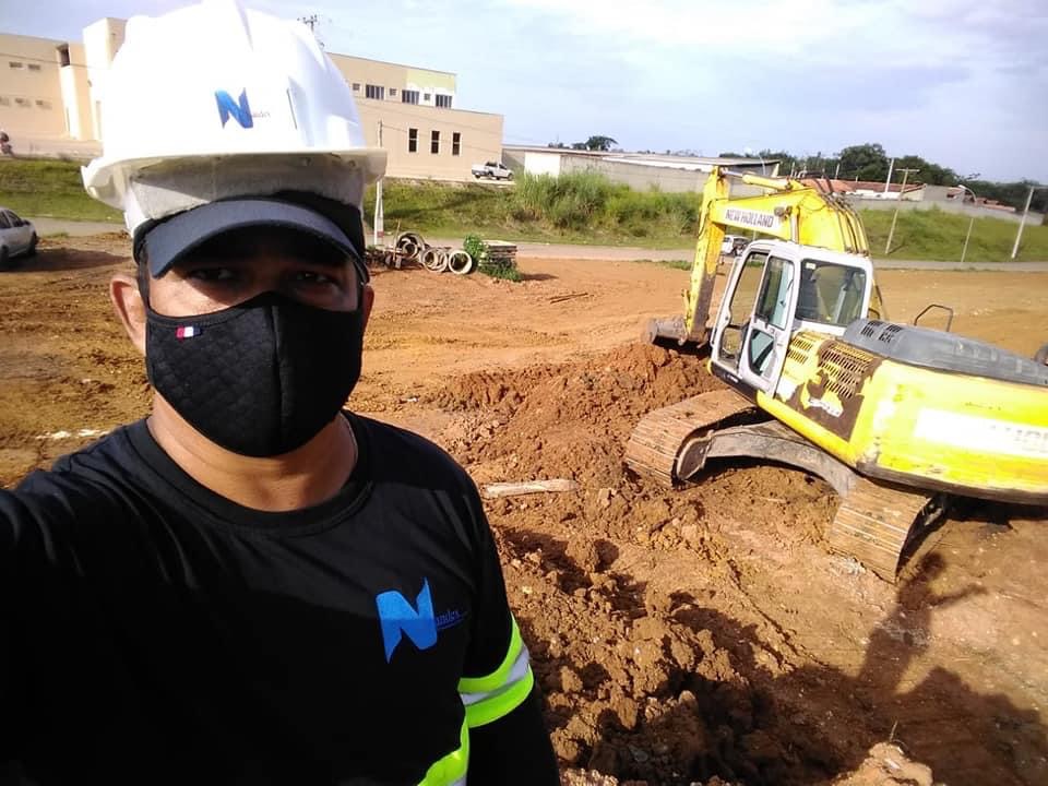 Instrutor capacete branco Nandex em campo