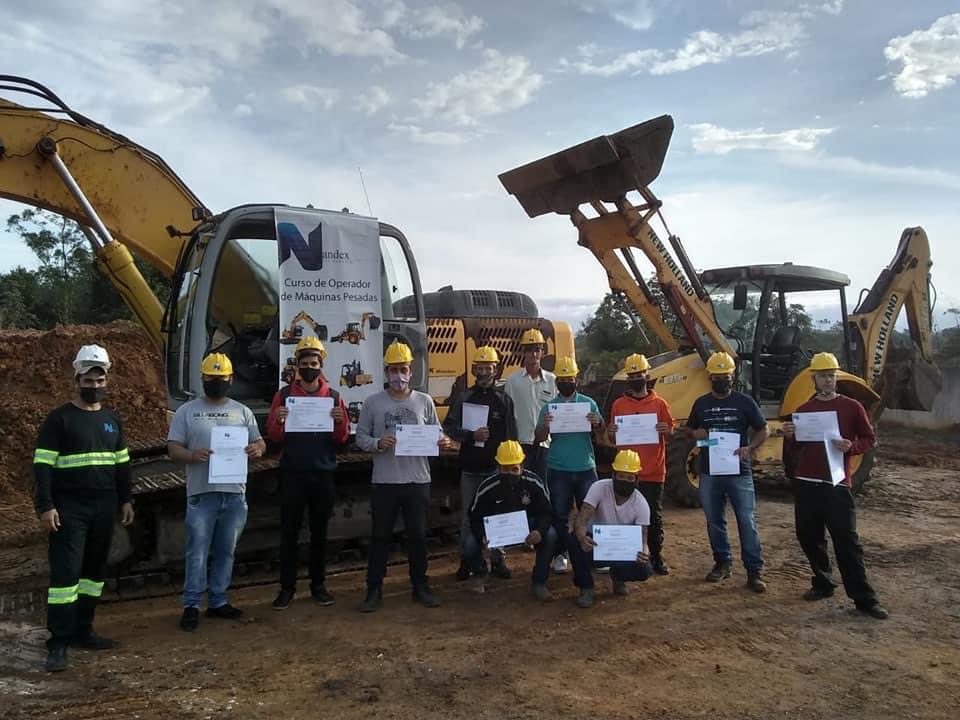 Turma formada New Holland e escavadeira