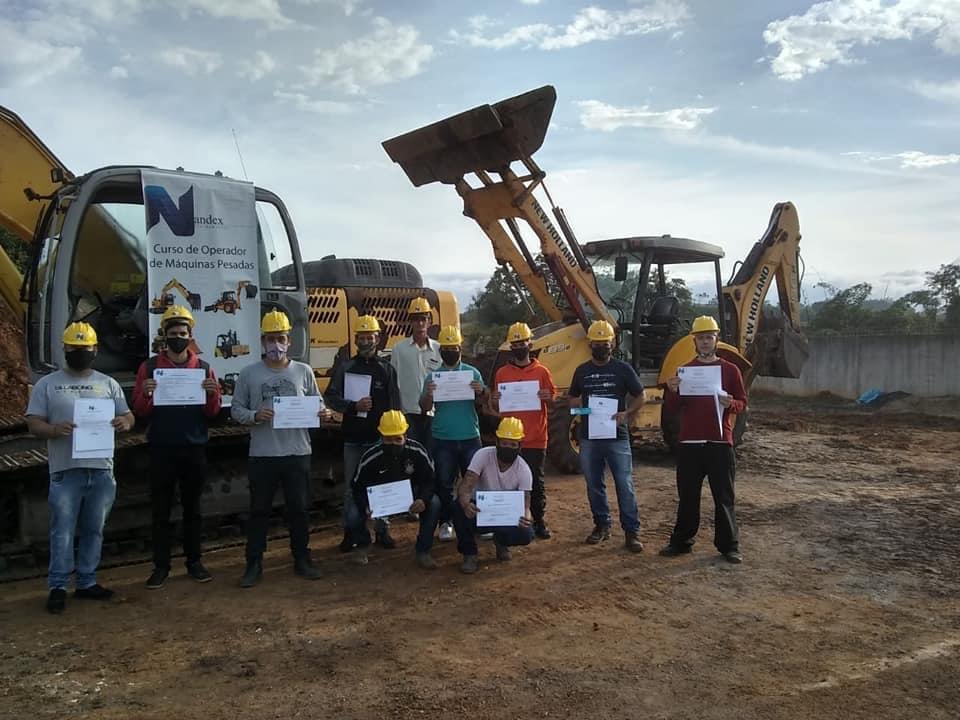 Turma formada com certificados várias máquinas