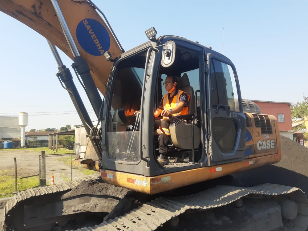 Instrutor com máquina Dynapac