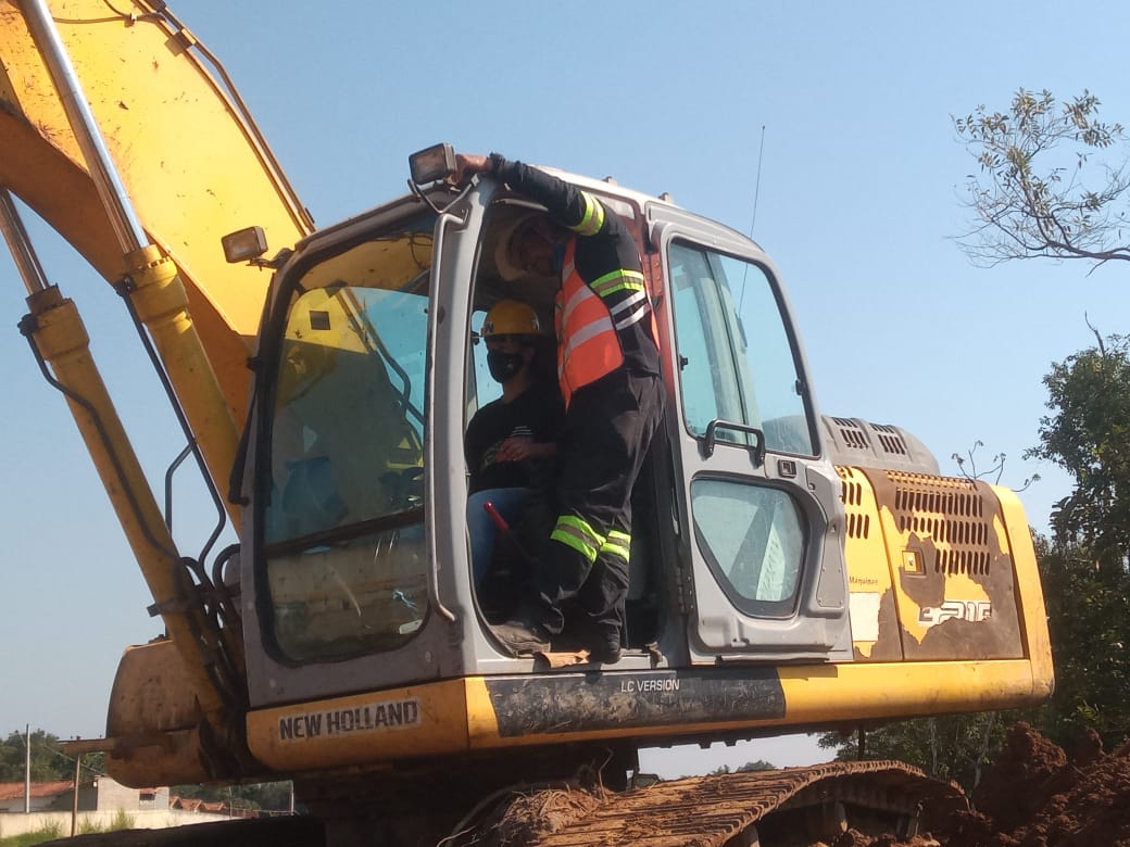 Instrutor com capacete Nandex e Caterpillar