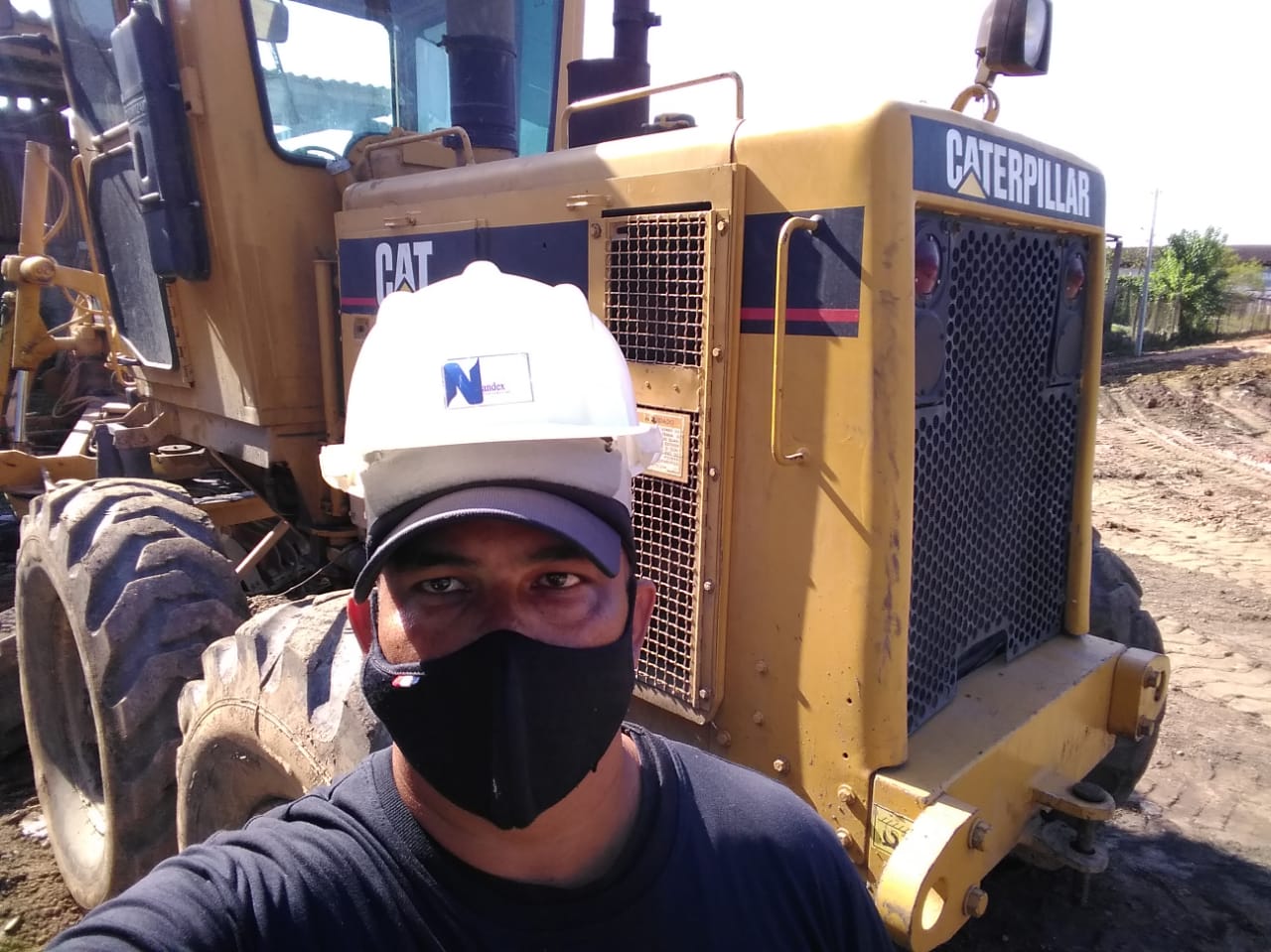 Escavadeira em operação no campo